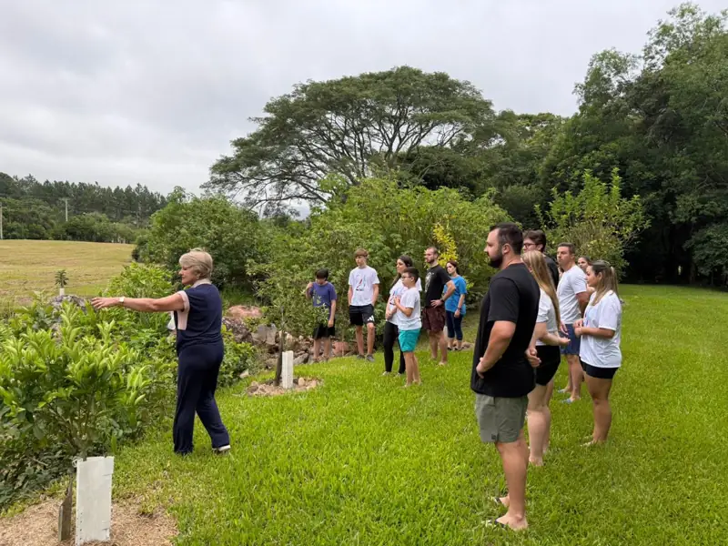 Orientação em campo sobre o cuidado com as plantas