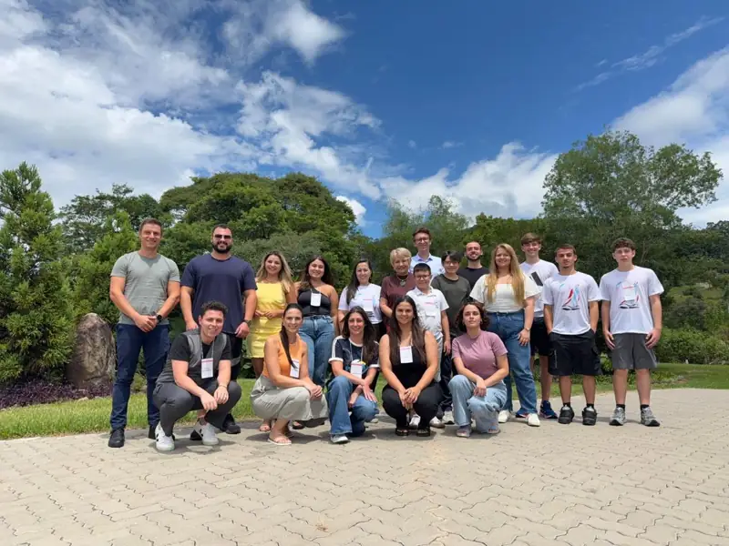 Jovens e mentores reunidos ao final de uma vivência