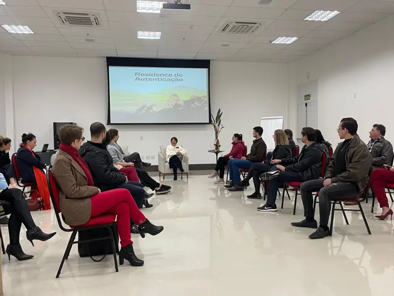 Conversa em roda durante a Residence de Autenticação