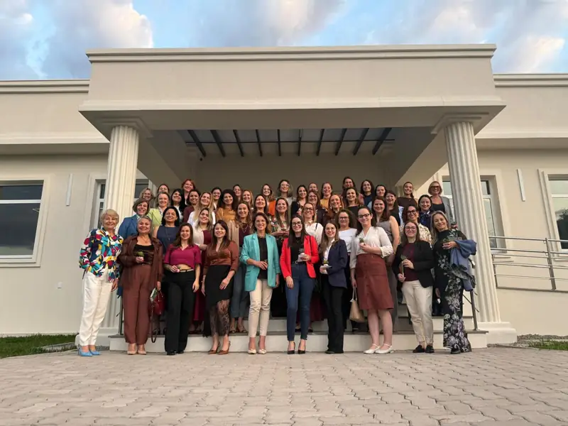 Encontro de mulheres líderes em frente ao prédio