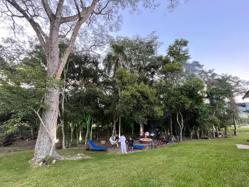 Convivência ao redor da fogueira