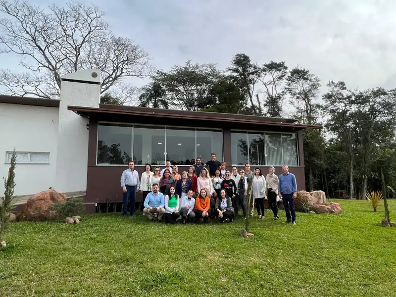 Grupo de participantes em frente ao espaço da vivência