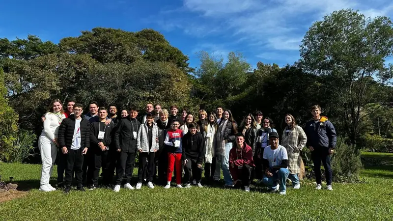 Turma reunida ao ar livre ao final de uma vivência
