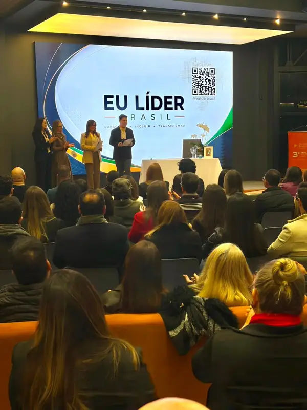 Apresentação do Eu Líder Brasil no palco